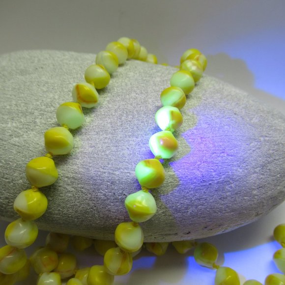 Uranium glass bead Necklace - Picture 8 of 15